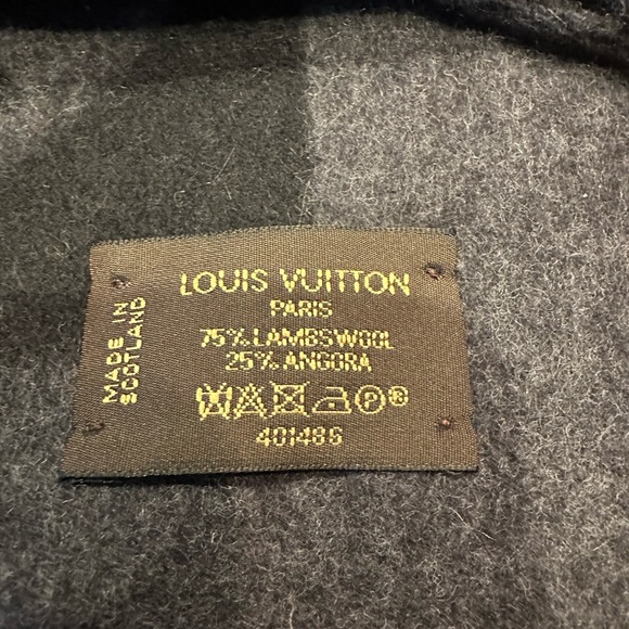 Authentic Unisex Louis Vuitton Cardiff Wool Scarf. - Picture 4 of 5